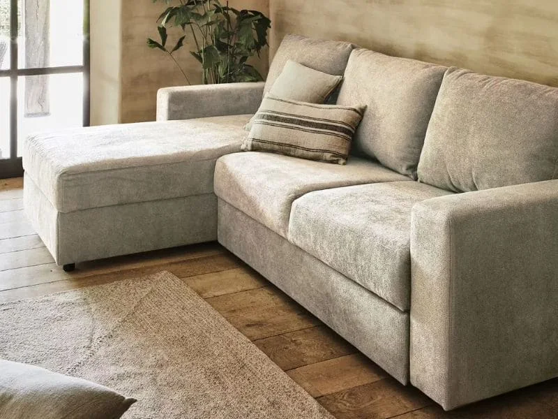 Canapé d’angle beige dans un salon chaleureux