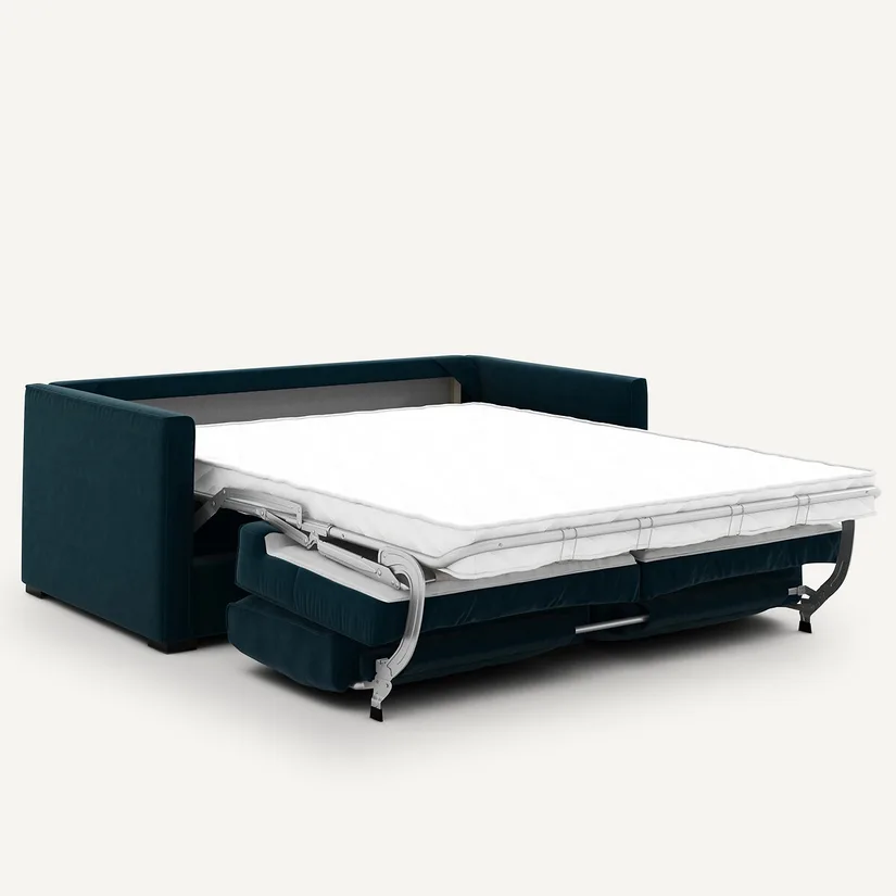 Canapé Camille en velours bleu pétrole ouvert en lit, matelas blanc posé sur une armature métallique argentée.