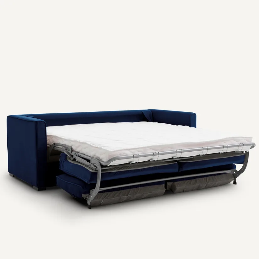 Canapé Camille en velours bleu marine ouvert en lit, matelas blanc déplié sur un sommier métallique à lattes.