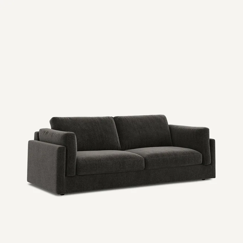 Canapé César anthracite en velours chenille, vu de trois quarts, coussins fermés, sur fond clair.