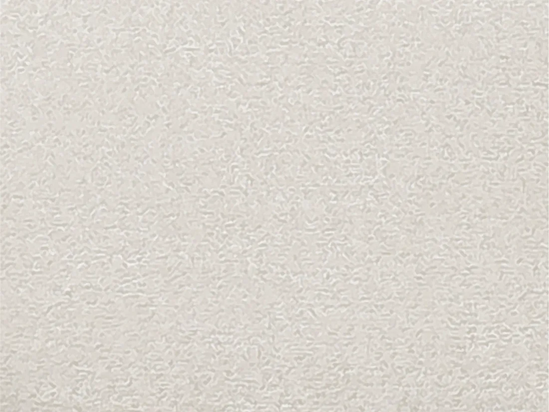 Gros plan de la texture bouclée blanc cassé du tissu du canapé Issoro.