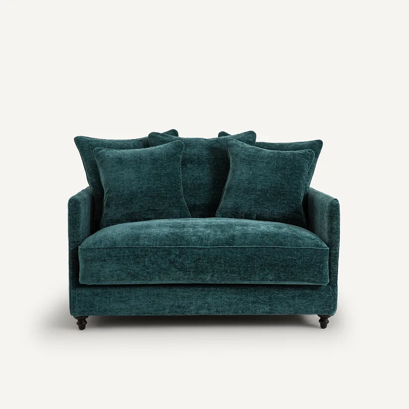 Canapé Lazare deux places en velours chenille vert sapin, coussins assortis, pieds sombres, fond blanc.