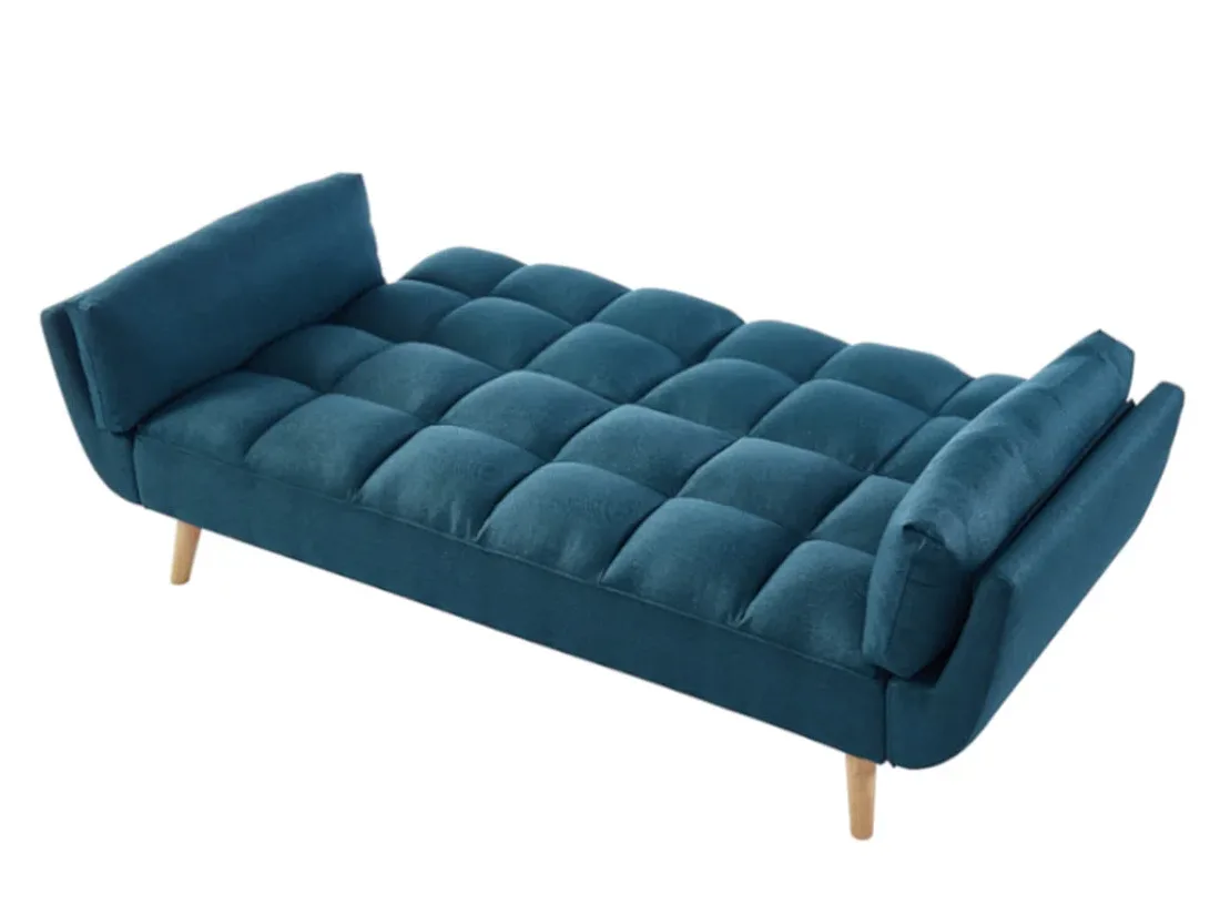 Canapé Loeline bleu déplié en couchage, avec une assise matelassée et des pieds en bois clair.