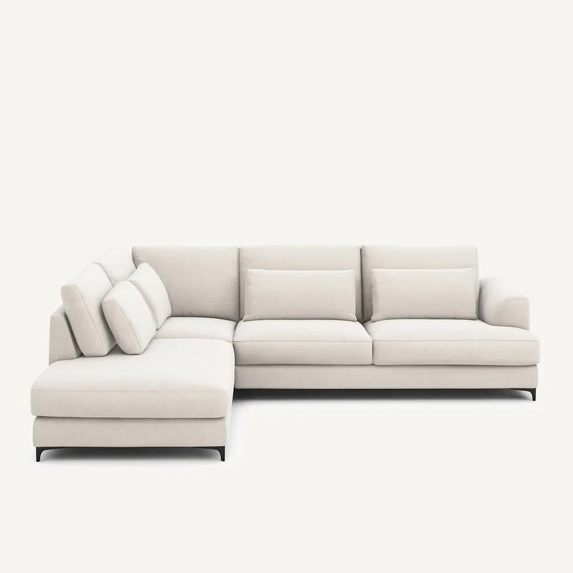 Canapé Marsile d'angle en tissu beige clair avec méridienne à gauche, sur fond blanc uni.