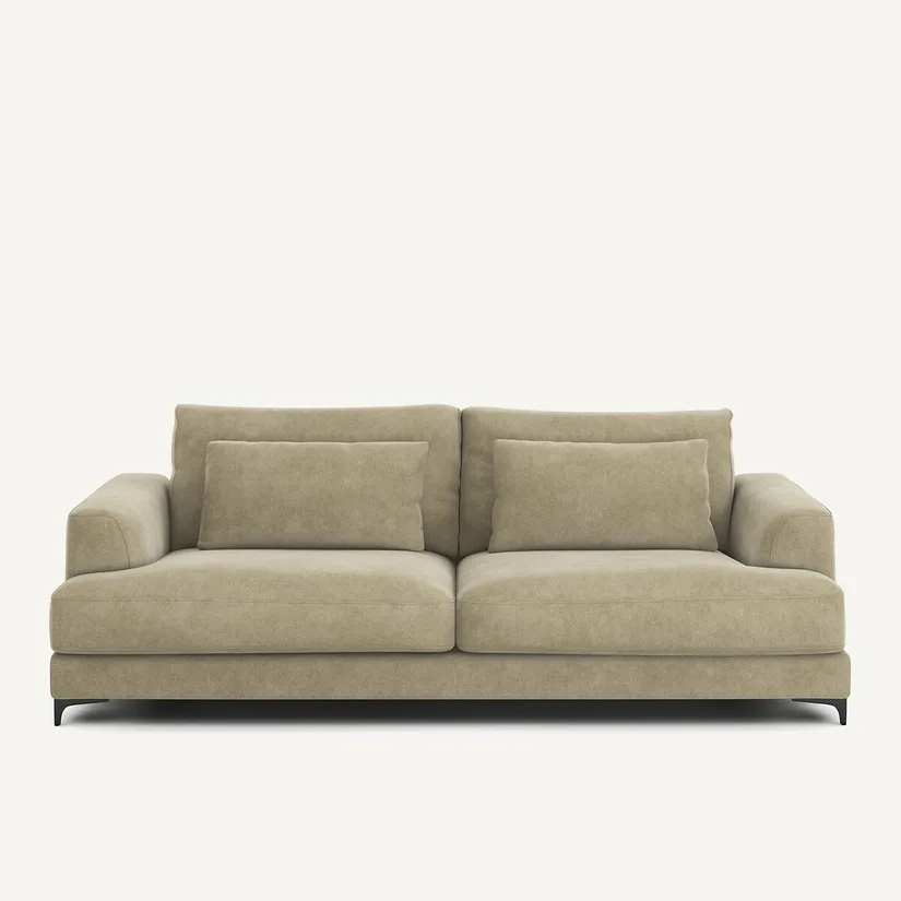 Canapé Marsile 3 places en velours beige taupe, vu de face, coussins rectangulaires assortis.