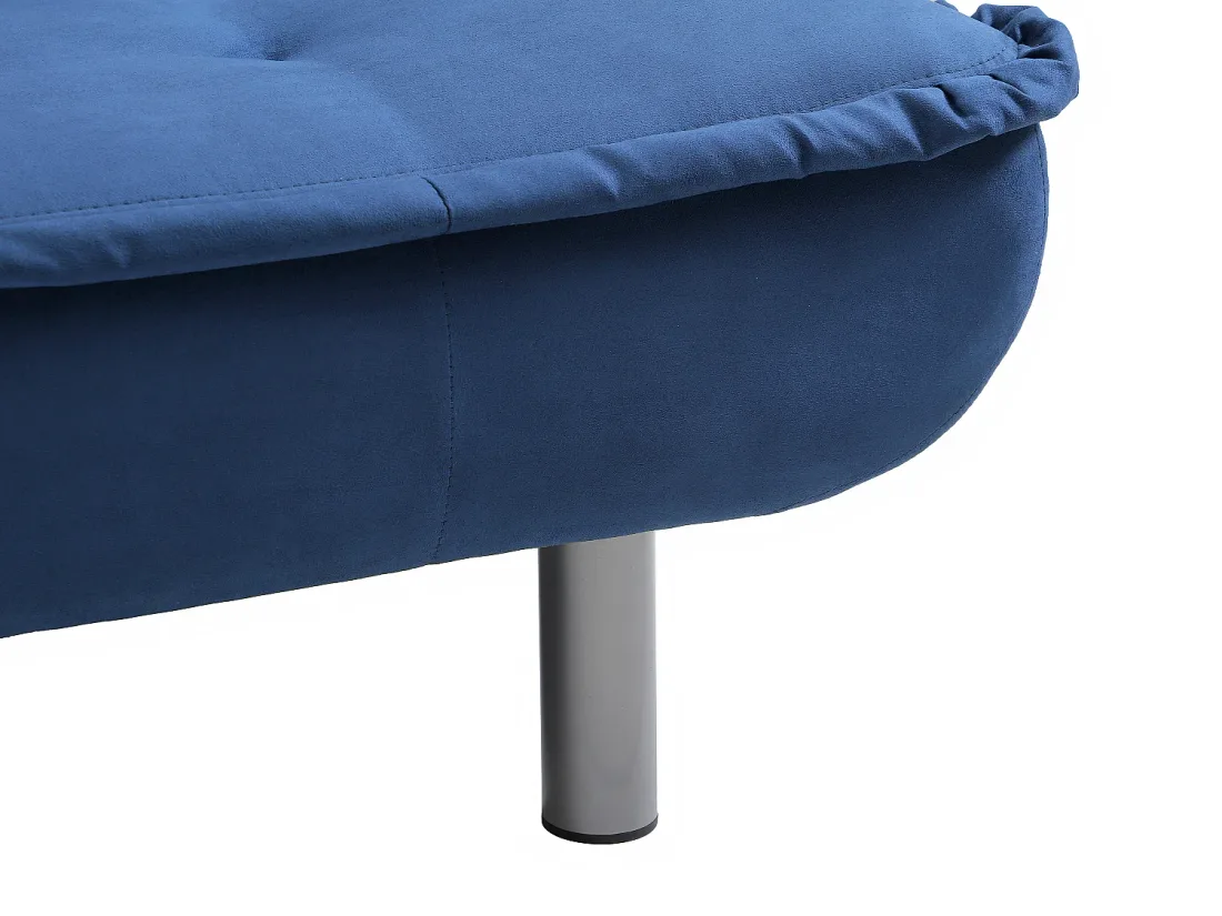 Gros plan sur l'assise matelassée du canapé Mishan bleu et son pied métallique gris.
