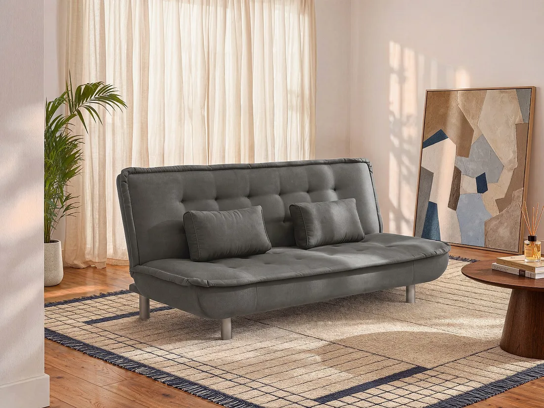 Canapé Mishan gris en tissu dans un salon, avec deux coussins, un tapis et un tableau.