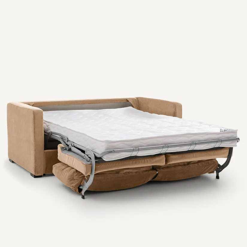 Canapé Neo en velours camel déplié en lit, matelas blanc matelassé posé sur le sommier métallique.