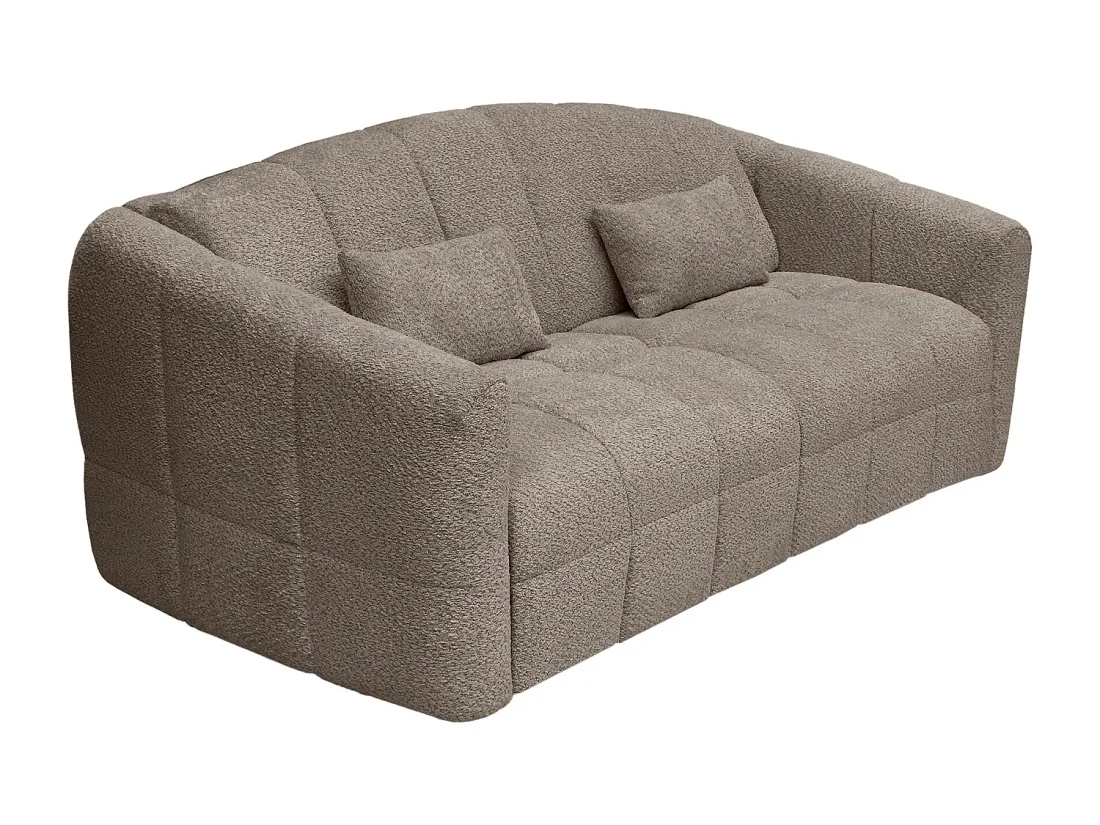 Canapé Retuna taupe en bouclette vu de trois quarts, fermé, avec deux coussins sur l'assise.
