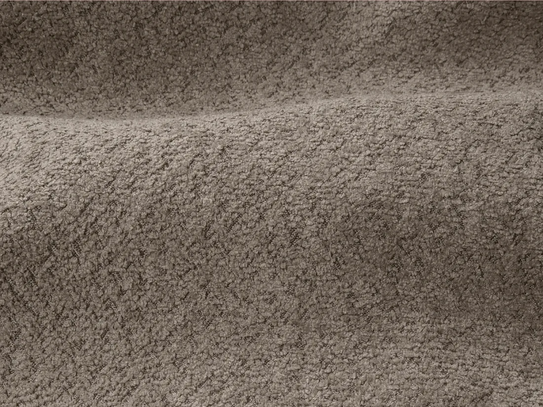 Gros plan sur le tissu bouclette taupe du canapé Retuna, aux boucles serrées et au léger relief.