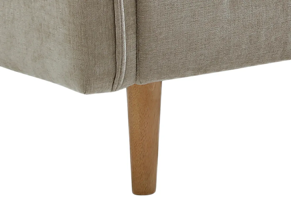 Gros plan sur un pied conique en bois clair fixé sous le bas du canapé Soniata beige.